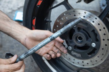 Kayganlaştırıcıyı değiştirmek ve motorun yönünü temizlemek. Bakım, tamir motosikleti