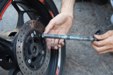 Kayganlaştırıcıyı değiştirmek ve motorun yönünü temizlemek. Bakım, tamir motosikleti