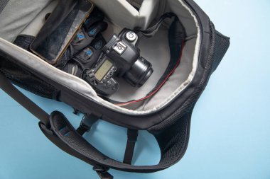 Sırt çantasında profesyonel fotoğraf makinesi.