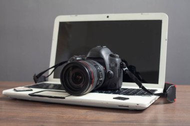 Modern DSLR kamera ve dizüstü bilgisayar.