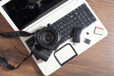 Modern DSLR kamera ve dizüstü bilgisayar.