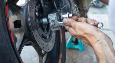 Motosiklet tamir eden bir adam. Spor. Hobi