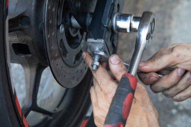 Motosiklet tamir eden bir adam. Spor. Hobi