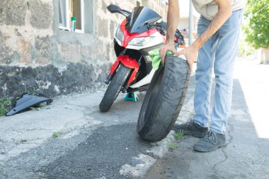 Motosiklet lastiği değiştiren adam. Spor. Hobi