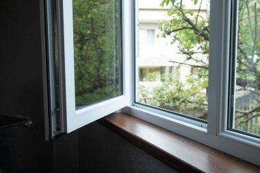 Evde beyaz plastik pvc penceresi.