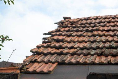 Eski çatının eskimiş kiremitleri.