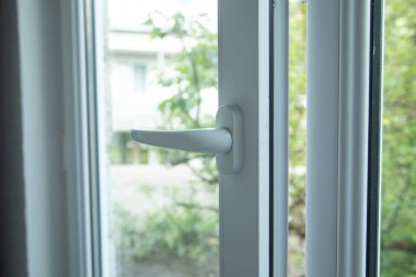 Evde beyaz plastik pvc penceresi.