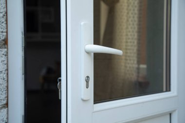 Evdeki plastik pvc kapı..