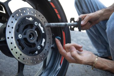 Kayganlaştırıcıyı değiştirmek ve motorun yönünü temizlemek. Bakım, tamir motosikleti