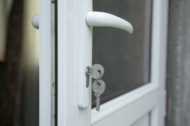 Evdeki plastik pvc kapı..