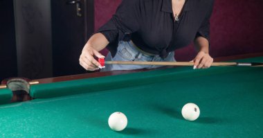 Beyaz kız bilardo oynuyor..