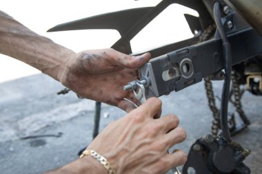 Motosiklet tamir eden bir adam. Spor. Hobi