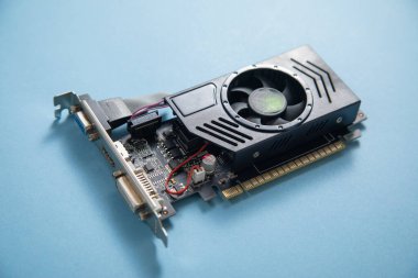 Mavi arkaplanda bilgisayar grafikleri kartı.