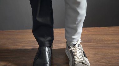 İş Hayatı Dengesi Konsepti. İş ve günlük ayakkabılar