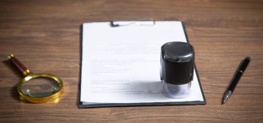 Masanın üzerindeki belgeyi damgalayın..