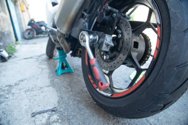  Motosiklet aracının yanında İngiliz anahtarı var. Bakım, tamir motosikleti