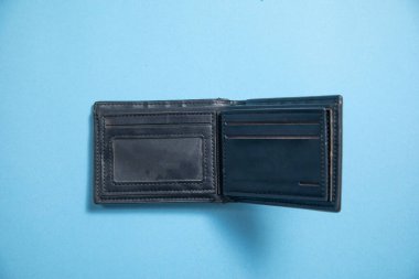 Mavi arka planda siyah cüzdan.