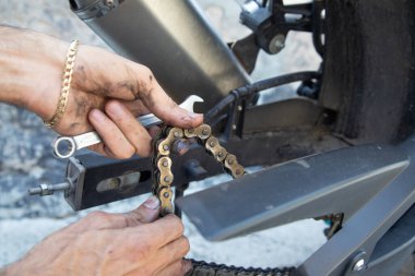 Motosiklet zincirini tamir eden adam. Spor. Hobi