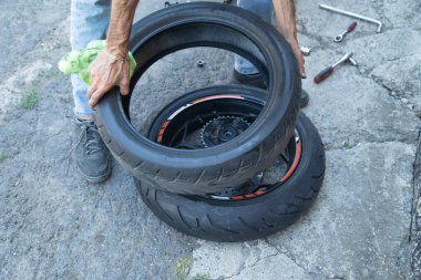 Motosiklet lastiği değiştiren adam. Spor. Hobi