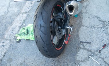  Motosiklet aracının yanında İngiliz anahtarı var. Bakım, tamir motosikleti