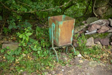 Doğadaki çöp tenekesi.