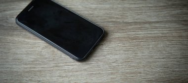 Masada siyah akıllı telefon var. Teknoloji