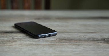 Masada siyah akıllı telefon var. Teknoloji