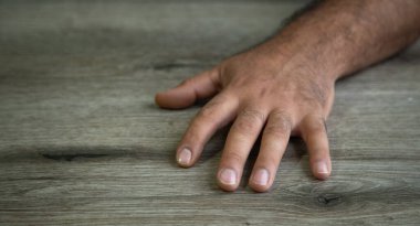 Masada beyaz insan eli var.. 