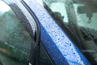 Araba yağmurdan sonra parçalandı. Su damlası