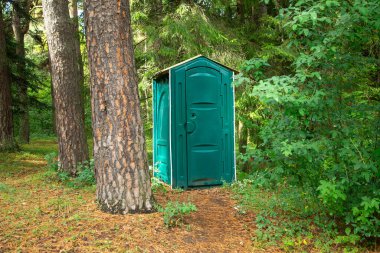 Yeşil ormanda açık hava tuvaleti..