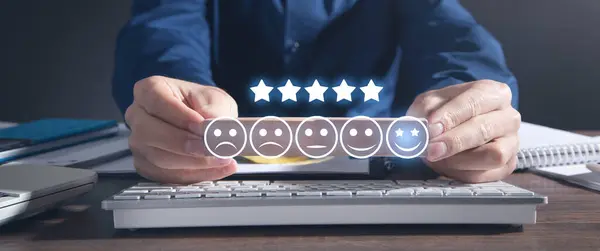 Gülen yüz ve beş yıldız. Geri bildirim. Müşteri memnuniyeti