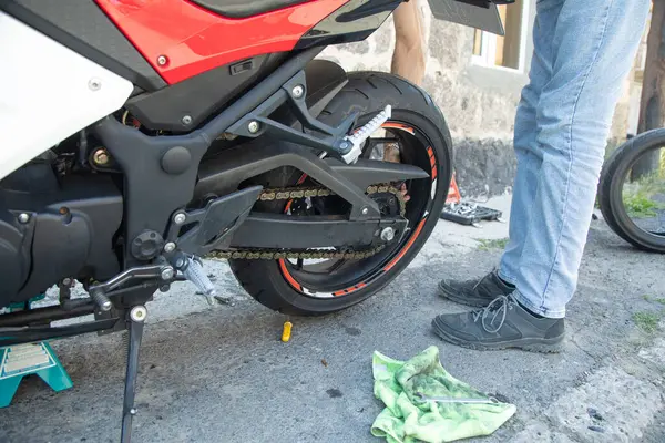 Motosiklet tamir eden bir adam. Spor. Hobi