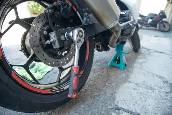  Motosiklet aracının yanında İngiliz anahtarı var. Bakım, tamir motosikleti
