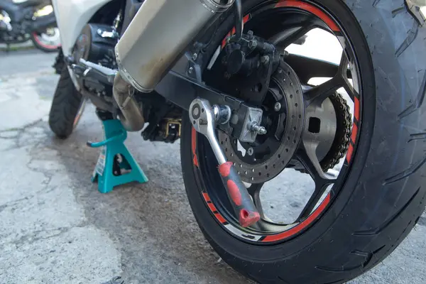  Motosiklet aracının yanında İngiliz anahtarı var. Bakım, tamir motosikleti