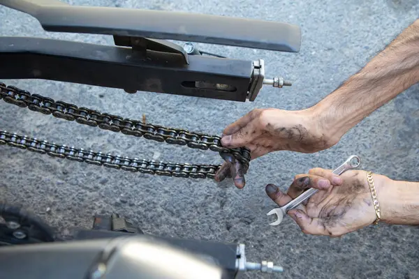 Motosiklet zincirini tamir eden adam. Spor. Hobi