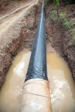 Yeraltı yolunda su boruları. Orman