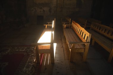 Kilisedeki bankta. Güneş içeride parlıyor.