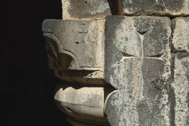 Kilisenin duvarında haç.