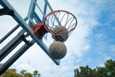 Basketbol potasında top. Spor. Hobi olarak. Yaşam biçimi