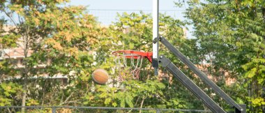 Basketbol potasında top. Spor. Hobi olarak. Yaşam biçimi