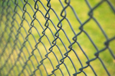 Açık arkaplanda zincirli tel örgü.