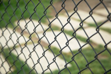 Açık arkaplanda zincirli tel örgü.