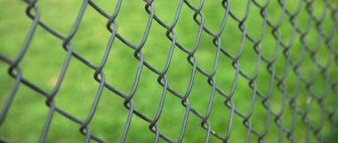 Açık arkaplanda zincirli tel örgü.