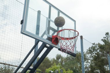 Basketbol potasında top. Spor. Hobi olarak. Yaşam biçimi