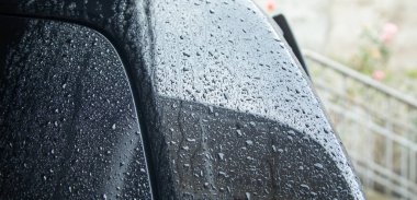 Araba yağmurdan sonra parçalandı. Su damlası