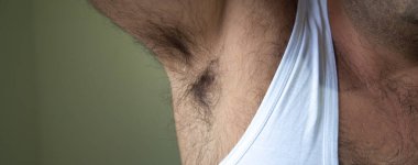 Kıllı beyaz erkek koltuk altının yakınına..