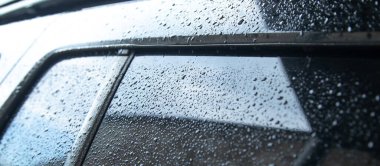 Araba yağmurdan sonra parçalandı. Su damlası