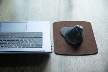 Klavyeli modern bilgisayar faresi.