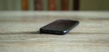 Masada siyah akıllı telefon var. Teknoloji