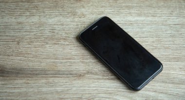 Masada siyah akıllı telefon var. Teknoloji